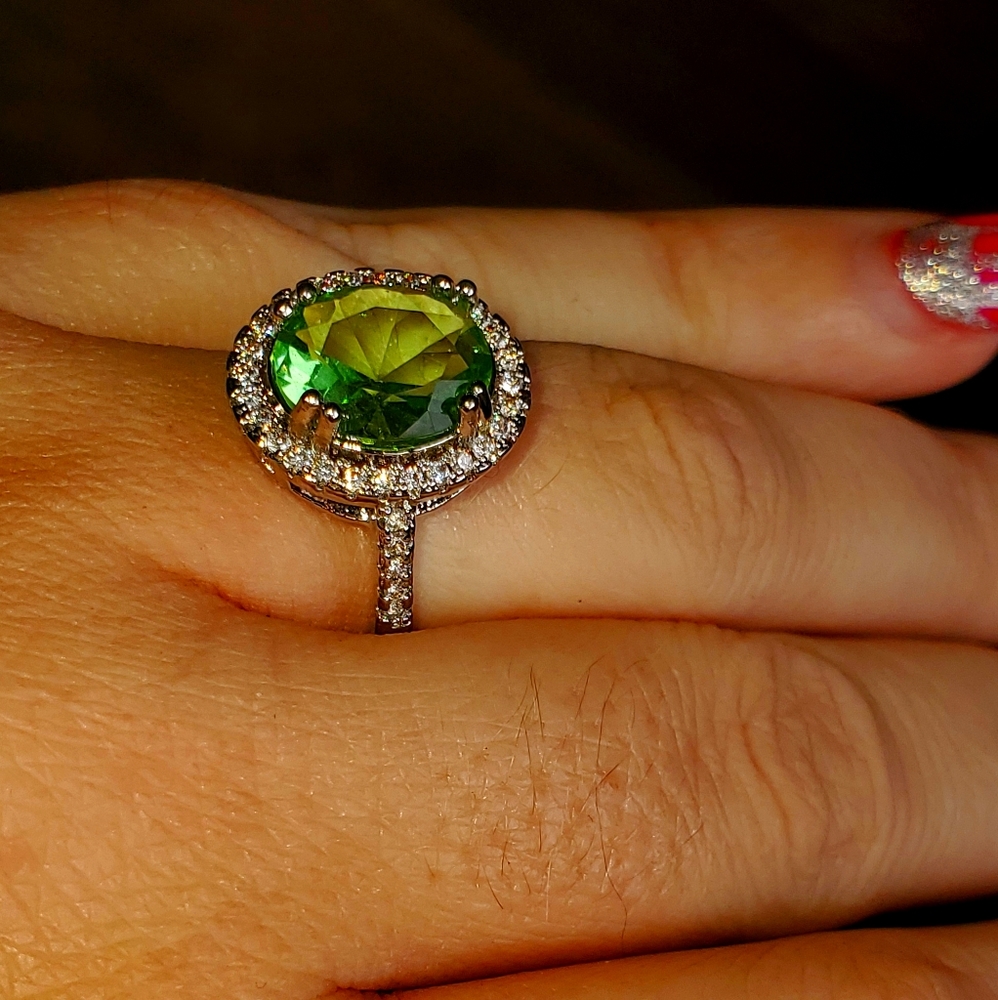 Green and white oval sapphire ring sz 9